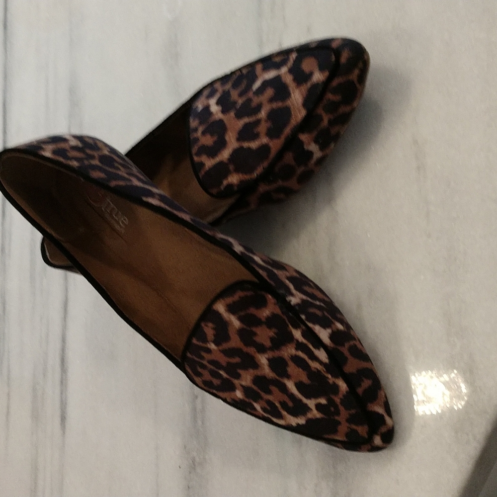 Leopard print flat